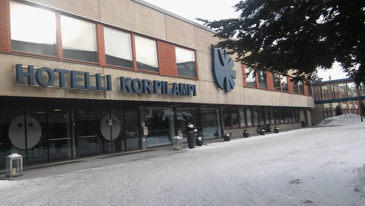 Hotelli Korpilammen pääsisäänkäynti Espoossa